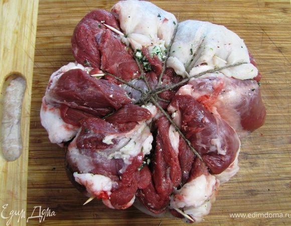 Возьмите цыганскую иглу и натуральный шпагат (продается в канцелярских отделах или на почте). Если вы используете не натуральный шпагат – рискуете получить развалившееся блюдо с соусом из пластмассы. Зашейте очень крупными стяжками швы. У вас получится три шва.
У меня потерялась игла, поэтому я использовал зубочистки
Для придания формы я сверху обмотал шпагатом (восемь раз).