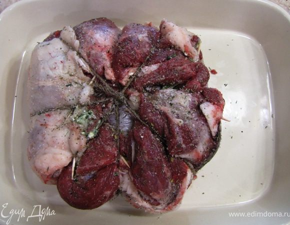 Натрите кусок мяса смесью соли, пряностей и перца. Полейте сверху оливковым маслом или любым другим и смажьте мясо со всех сторон. Положите мясо на противень в кастрюлю или сковороду, которую можно класть в духовку. Выберите размер емкости так, чтобы она была немного больше куска мяса, но тем не менее можно было бы черпать сок из емкости для полива мяса. Я для этого использовал керамический противень.