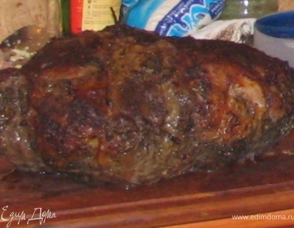 Нагрейте духовку до 210 градусов. Запекайте лопатку 20 минут, затем убавьте температуру до 180 градусов. Еще через десять минут полейте мясо белым вином.
Поливайте мясо соком со дна каждые 10-15 минут. Запекайте лопатку по крайней мере два с половиной часа, т.к. передняя нога содержит большое количество желатина и долгое приготовление идет ей только на пользу.
Лучше всего готовность проверить термометром. Внутри температура должна быть 75 градусов.
Для проверки без термометра, проткните мясо и посмотрите на сок. Если он розовый – мясо не готово.
Снимите мясо с противня на блюдо, срежьте все нити. Найдите и вытащите все зубочистки.
Дайте мясу постоять в теплом месте 20 минут, чтобы мышцы релаксировали и соки пропитали все блюдо.