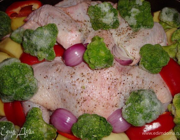 Вокруг цыпленка разложить очищенный, промытый и подсоленный картофель. Лук почистить-помыть, разрезать на 4 части и разложить сверху цыпленка. Болгарский перец помыть-почистить, нарезать дольками и разложить на цыпленка. С брокколи поступить так же.