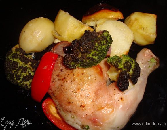 А теперь всю эту красоту поставить в разогретую до 200 градусов духовку минут на 45 - 60. А пока цыпленок запекается, можно что-нибудь почитать или сделать еще что-нибудь полезное. Минут через 40 можно проверить цыпленка и, если боитесь, что подгорит, накрыть фольгой. Еще немного и... прошу к столу!