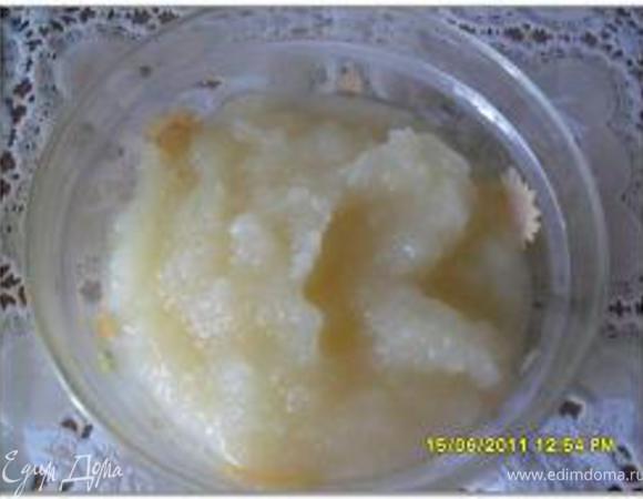 Очистить кисло-сладкое яблоко от кожуры, разрезать на 8 долек, вырезать сердцевину.
Положить в небольшую кастрюльку, залить водой (вода должна слегка покрывать дольки), довести до кипения и варить 2-5 минут в зависимости от жёсткости яблока. Накрыть кастрюльку крышкой или фольгой и оставить на 15-20 минут.
Слить воду и размять яблоко в гладкое пюре