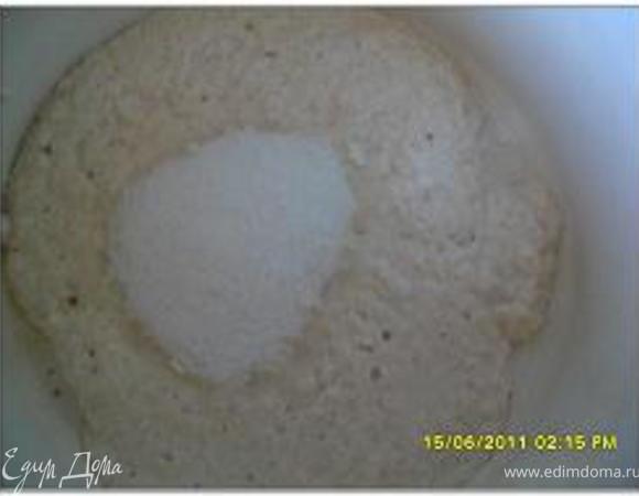 Приготовление теста:
В опару добавляем сахар, мед, яйца, растительное масло, муку.