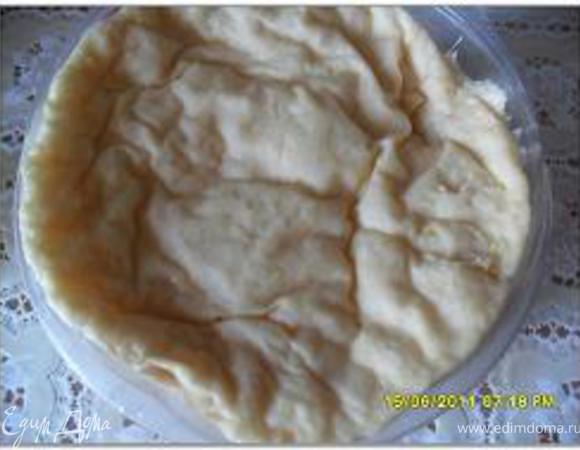 Сформировать из теста шар, положить в смазанную растительным маслом миску. Накрыть плёнкой и оставить на 1 1/2 – 2 часа до увеличения вдвое.