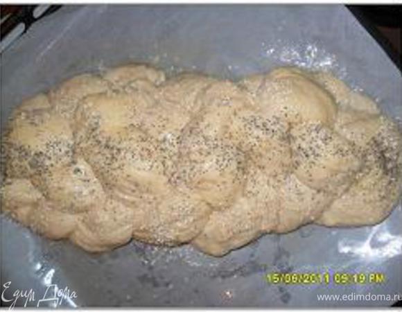 Стараться не растягивать жгуты и плотно не заплетать косу. Закрепить концы косы и завернуть под буханку.
Переложить косу на слегка смазанный маслом противень, накрыть льняным полотенцем. Оставить на 1 – 1 1/2 часа или до увеличения почти вдвое.
Смазать косу яичным белком и посыпать кунжутом и маком.