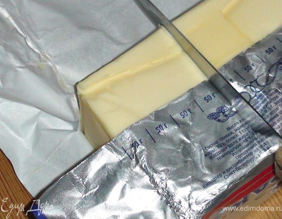 Масло сливочное оставить на 3-4 часа при комнатной температуре для того что бы оно размягчилось.