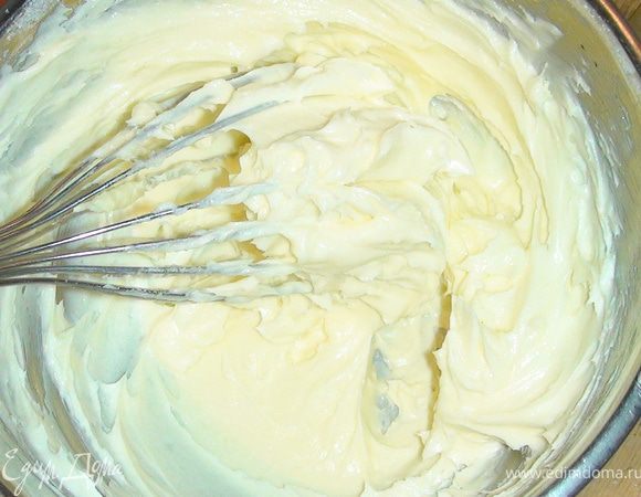 Смешать сливочное масло с сахарной пудрой с помощью венчика или миксера.