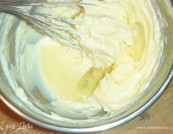 Добавить белок и перемешать...