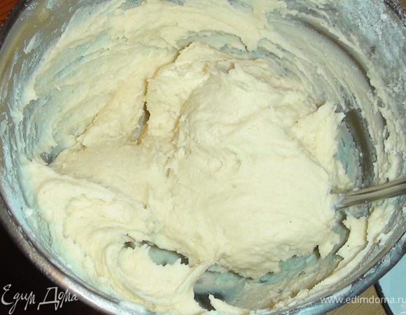 Всыпать муку и ванилин (лучше перемешать с помощью миксера).