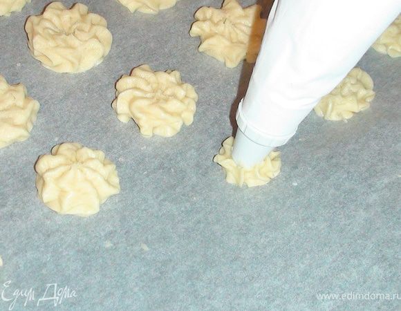 С помощью кондитерского мешочка с зубчатой насадкой выдавить на пергаментную бумагу.