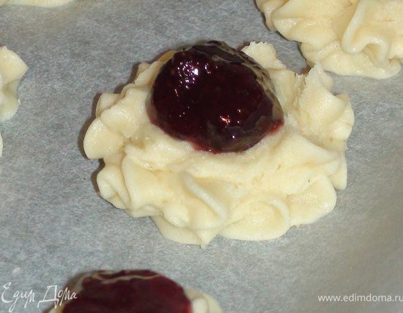 В центр печенья положить немного джема. У меня клубничное варенье (клубника+сахарный песок в пропорции 1:1 варятся в течении 30 минут до загустения, когда свариться добавляем 2 пластинки (на 400 гр. замороженной клубники) размоченного в воде желатина...