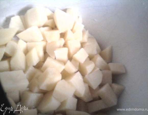 Сначала подготовить овощи. Картофель почистить и порезать. Капусту нашинковать.
