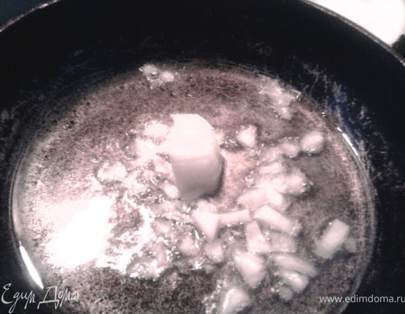 Порезать луковицу, натереть на крупной терке свеклу и морковь. На сковороду налить растительное масло и положить порезанную луковицу. Слегка обжарить.