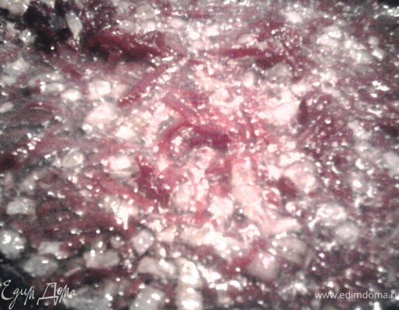 К луку добавить морковь, слегка пожарить и добавить свеклу. Немного потушить.