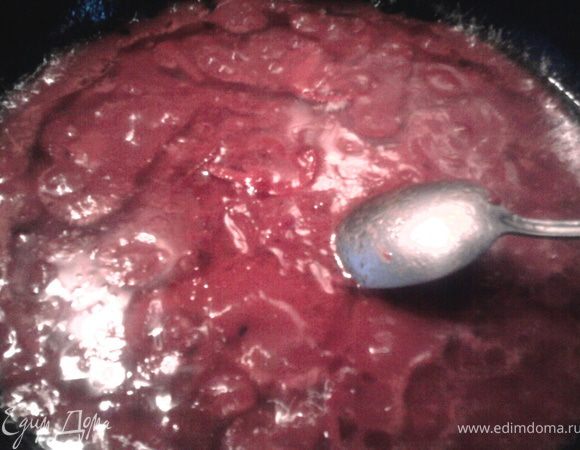 Затем добавить 1 ст. ложку сахара, перемешать и добавить 1 ст.л. уксуса, затем добавить сладкий перец и томатную пасту, разбавить бульоном и потушить минут 5-7.