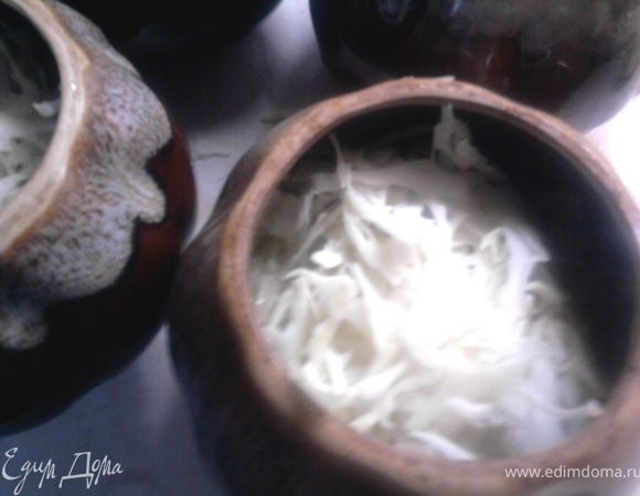 В горшочки на дно уложить кусочки мяса из бульона, затем картофель, капусту
