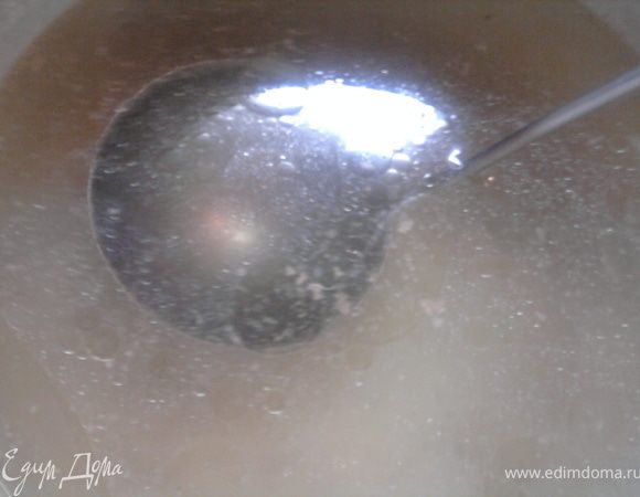 И залить бульон в горшочки, не доливая на палец до верха.