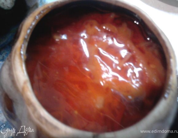 Затем достать горшочки и добавить в каждый соли, специй и мелко порезанный чеснок. Снова накрыть крышечками и отправить в духовку еще минут на 10. 