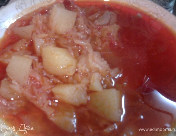 У меня ушло больше времени, так как мне все время казалось, что картофель еще не готов, но ведь он так и выглядит, если кислоту (томат) кладешь сразу. Можно есть из горшочков, а можно (если так спешить, как мы) переложить в тарелки. Ну, а там уже, кто как любит - со сметанкой или без, с чесночком, с булочками...