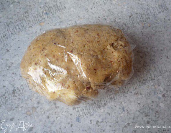  Добавить яйцо, масло, 2ст.л. воды и замесить однородное тесто. Завернуть в пищевую пленку и положить в холодильник минут на 30.