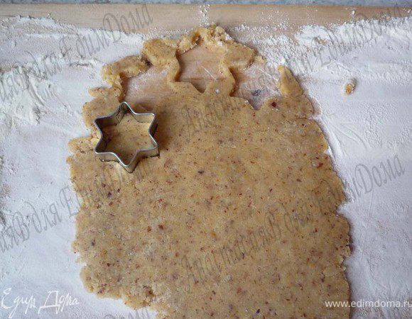 С помощью формочек вырезать любимые фигурки толщиной 3-5мм. Я тесто делили на 3 части и по отдельности с каждой работала.