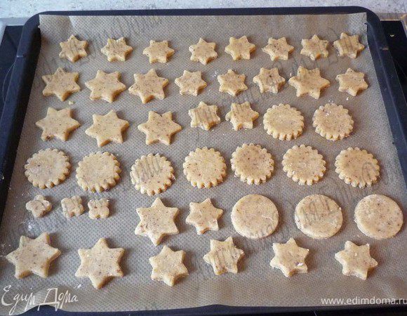 Выложить фигурки на противень, покрытый бумагой для запекания. Запечь в течение 10-12 минут. Отстудить.