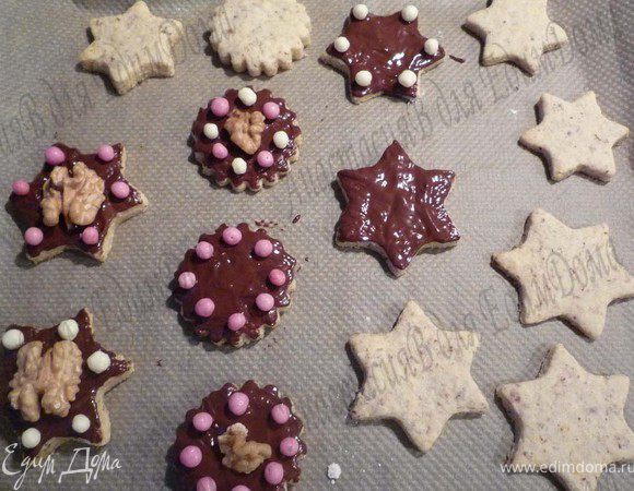 Выложить грецкие орешки и сахарные "жемчужинки".