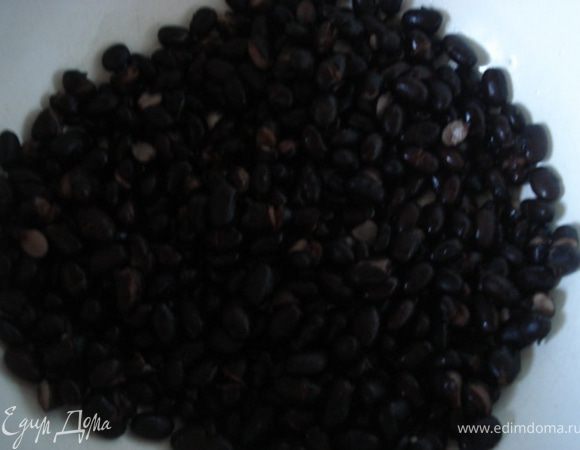 Фасоль замочить на ночь в воде. Затем варить около 1-1,5 часов, 2 раза меняя воду. Слить воду, остудить.
