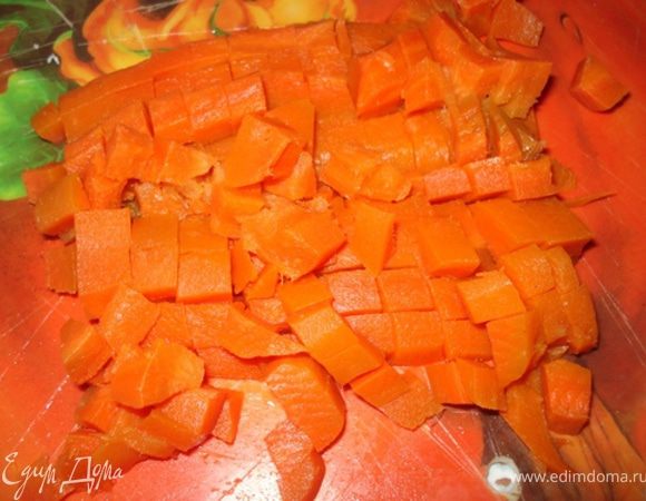 Нарезать кубиками морковь