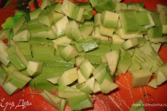 Очистить авокадо от кожуры, удалить косточку и порезать кубиками