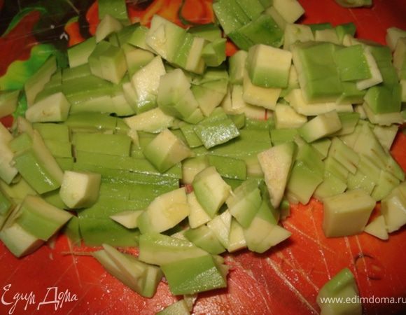 Очистить авокадо от кожуры, удалить косточку и порезать кубиками