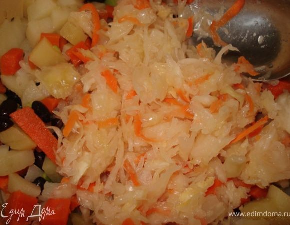 Соединить вместе фасоль, картофель, авокадо и добавить квашеную капусту