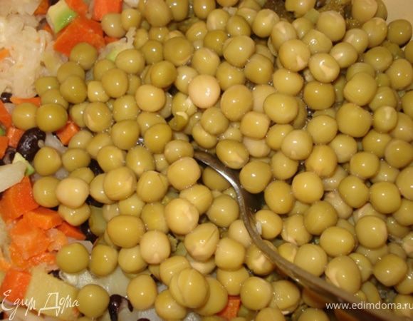 Добавить консервированный горошек и перемешать