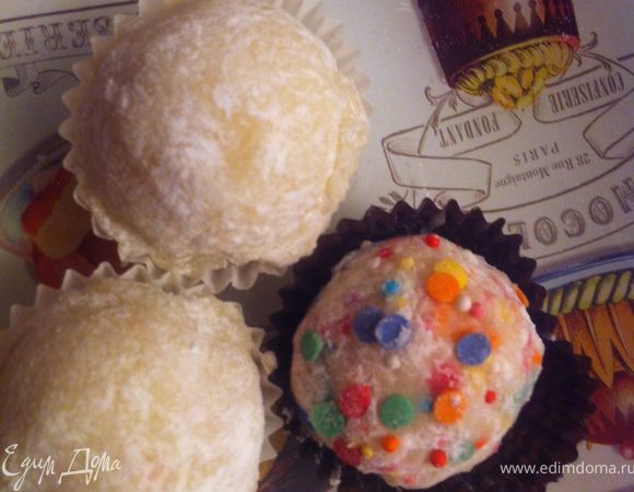 Теперь скатайте из этой смеси шарик,Положите его в бумажную формочку.