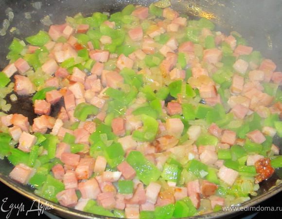 Итак. Режем мелко репчатый лук. Разогреваем пару столовых ложек растительного масла в сковороде на среднем огне. Обжариваем лук пару минут, постоянно помешивая. Кладем в сковороду порезанный кубиками бекон и сладкий перец. Обжариваем все еще три минуты, постоянно помешивая. Перец должен немного обмякнуть, но остаться хрустящим.