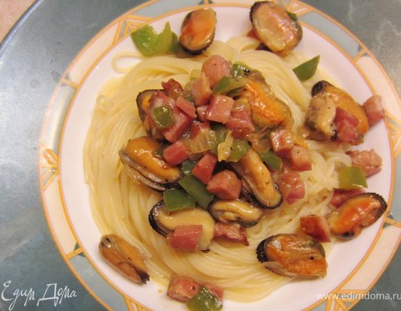 Если вы собрались подавать мидии со спагетти, отварите спагетти в подсоленой воде. Процедите спагетти через дуршлаг. Обязательно оставьте немного бульона, чтобы спагетти смогли восстановить водный баланс. Выложите мидии в кастрюлю со спагетти и перемешайте все.
