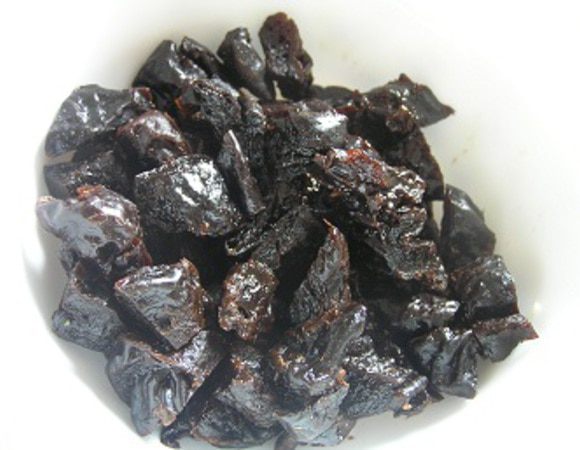 Чернослив нарезать на кусочки. 