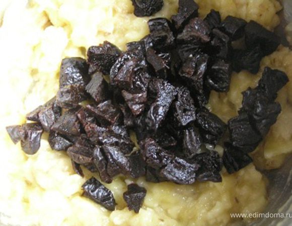 Бананы размять вилкой, добавить чернослив.