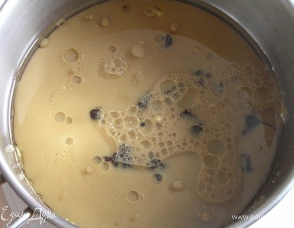 Влить растительное масло, кофе, перемешать.