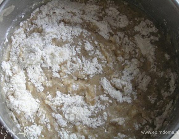 Постепенно добавляя смесь из сухих ингредиентов замесить тесто. 