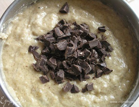 Добавить нарезанный на маленькие кусочки шоколад, перемешать.