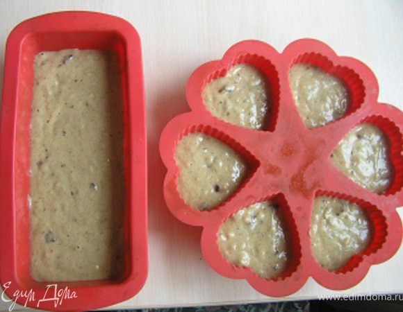 Формы для выпечки смазать маслом, выложить тесто, разровнять,