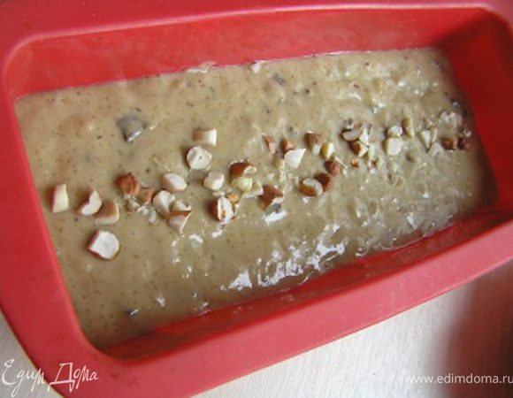 посыпать орешками.