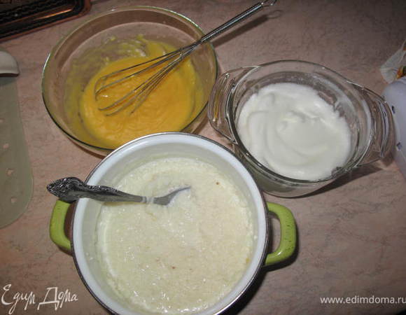 Из риса и сахара(100г)сварить кашу на воде или молоке.Я сначала рис заливаю водой(на 2 пальца выше риса),а когда она выкипит ,заливаю горячим молоком.добавила щипотку соли.каша должна быть средней густоты а рис практически мягкий.Отставляем её чуть подостыть. 