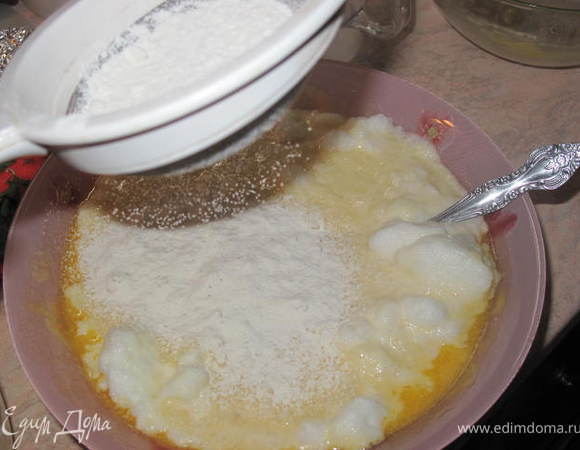 Растереть масло и 2 ложки сахара, добавить 5 яичных желтков, цедру лимона и щипотку кислоты ,рисовую кашу и взбитые в пену белки.Одновременно с белками(чередуя порции) всыпать ,всё время помешивая, небольшими порциями муку.
Я воспользовалась разъёмной формой на дно которой положила бумагу а потом уже закрыла боковину.смазать дно и выложить массу.Сверху выкладываем мелко нарезанную курагу и цукаты произвольно.Выпекать 1час 160 градусов до румяного вида. При подаче кусочек поливаем вишнёвым сиропом.Очень вкусно!