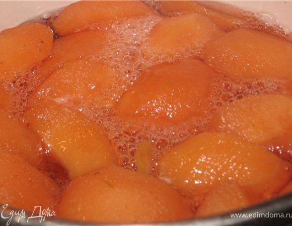 Отправить в кастрюлю айву. Варите два часа. В конце варки айва должна порозоветь. 