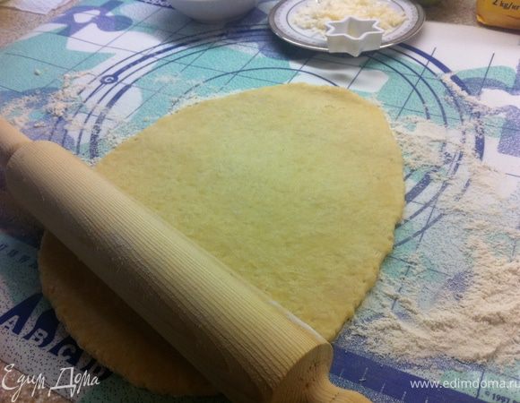 Посыпь  стол мукой.Раскатай тесто в пласт толщиной с мизинец.
(раскатывай тесто при помощи скалки.)