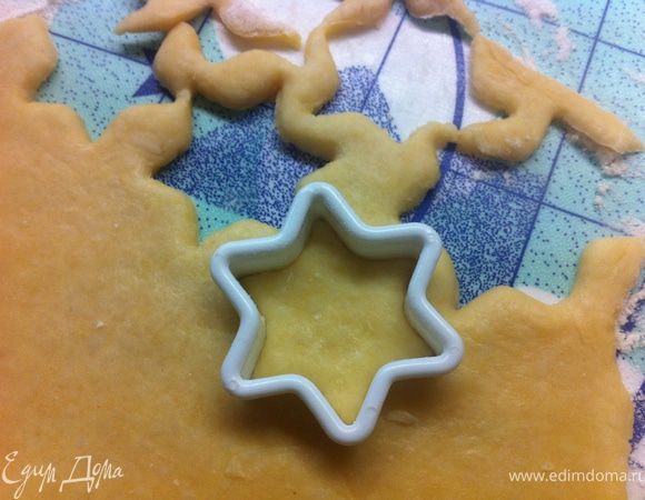 Специальной формочкой вырежи звезды.Вырезай их как можно ближе друг к другу.Оставшееся тесто скатай в шар и снова раскатай при помощи скалки.