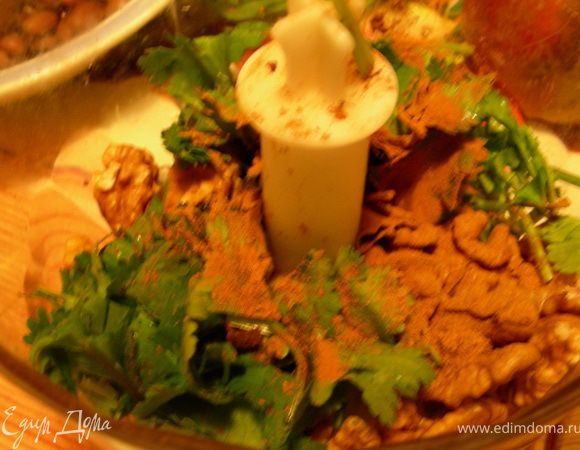 Лук можно мелко нашинковать и так его и добавить в лобио. Я решила его тоже смешать в блендере. Закладываем в блендер орехи, чеснок, лук, специи, кинзу. 