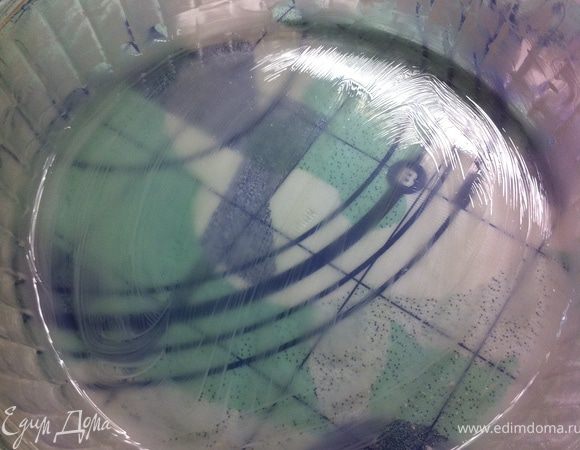 Бумажной салфеткой тщательно смажь маслом форму для выпекания